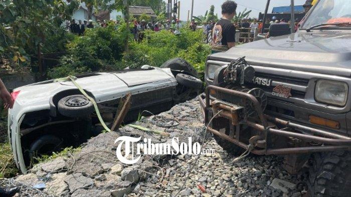 MOBIL TERTABRAK KA BATARA KRESNA. Proses Evakuasi mobil Sigra warna putih usai tertabrak kereta api Batara Kresna dari arah Wonogiri ke Solo di perlintasan kereta api depan Terminal Sukoharjo, Rabu (26/3/2025) sekira pukul 08.45 WIB. Dalam Kejadian ini dari info yang dihimpun Tribun Solo 4 orang meninggal dunia, mereka adalah rombongan yang mudik dari Jakarta ke Sukoharjo. Tribun Solo/ Anang Maruf
