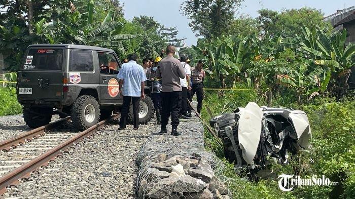 MOBIL TERTABRAK KA BATARA KRESNA : Proses Evakuasi mobil Sigra warna putih usai tertabrak kereta api Batara Kresna dari arah Wonogiri ke Solo di perlintasan kereta api depan Terminal Sukoharjo, Rabu (26/3/2025) sekira pukul 08.45 WIB. Dalam Kejadian ini dari info yang dihimpun Tribun Solo 4 orang meninggal dunia, mereka adalah rombongan yang mudik dari Jakarta ke Sukoharjo.