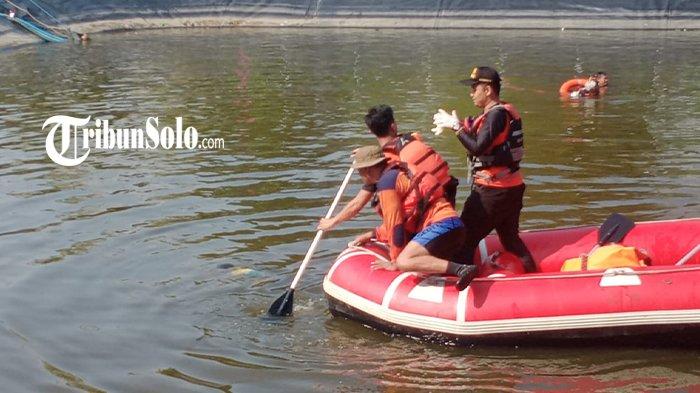 Proses evakuasi korban tenggelam di embung di Dukuh Sidomulyo, Desa Krobokan, Kecamatan Juwangi, Boyolali, Kamis (26/9/2024)