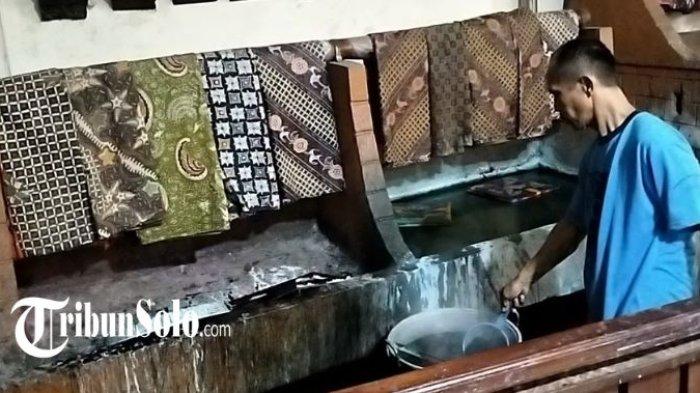 Salah satu proses pembuatan batik tulis dan batik cap yang ada di Kampung Batik Kauman, Solo.