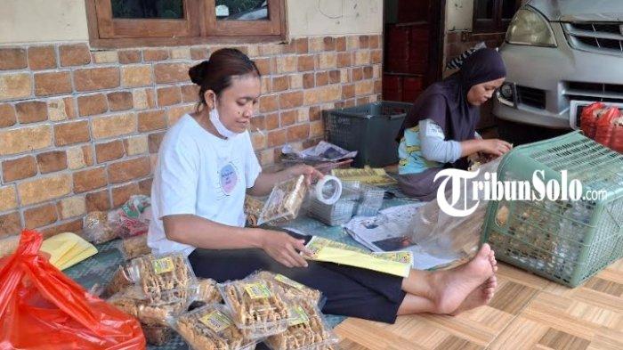 PRODUSEN KERIPIK TEMPE - Proses produksi keripik tempe benguk produksi Rohayati, warga Lingkungan Grobog RT 2 RW 4 Kelurahan Wuryorejo Kecamatan/Kabupaten Wonogiri.