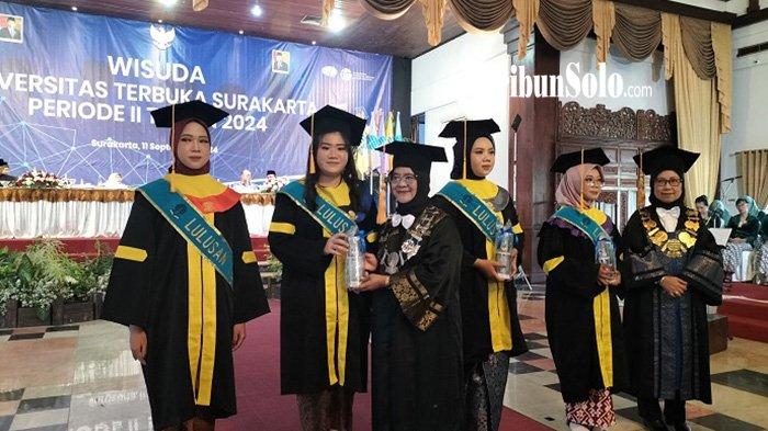 Prosesi wisuda Universitas Terbuka Surakarta di Gedung Graha Saba Buana Solo, Rabu (11/9/2024).