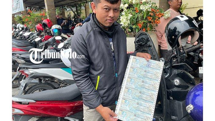 Salah satu warga Sukoharjo, Rahayu setelah mengurus pajak kendaraan bermotor di Samsat Sukoharjo, Kamis (10/4/2025).