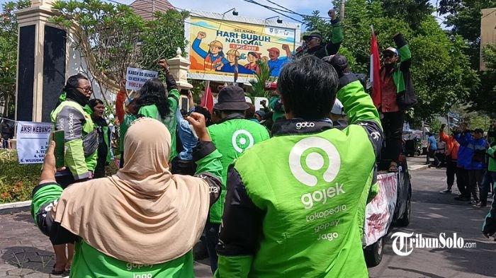 AKSI OJOL - Ratusan driver ojek online (Ojol) di Kota Solo menggelar aksi protes dengan konvoi dan unjuk rasa pada Selasa (20/5/2025) pagi. Aksi dari para driver berbagai aplikator berbeda tersebut dimulai dengan berkumpul di Plaza Manahan