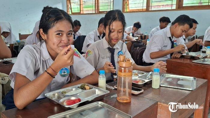 MAKAN BERGIZI GRATIS : Reaksi beragam ditunjukkan oleh para siswa SMPN 4 Sragen saat menerima makan bergizi gratis yang mulai diberikan pada Senin (17/2/2025). Dengan adanya program makam bergizi gratis ini, siswa bisa menabung uang sakunya.