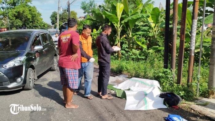 KECELAKAAN MAUT : Relawan Kebakkramat mengevakuasi korban kecelakaan lalu lintas di jalan Desa Macanan, Kecamatan Kebakkramat, Kabupaten Karanganyar, Kamis (20/3/2025). Kecelakaan tersebut menyebabkan satu orang meningal dunia.