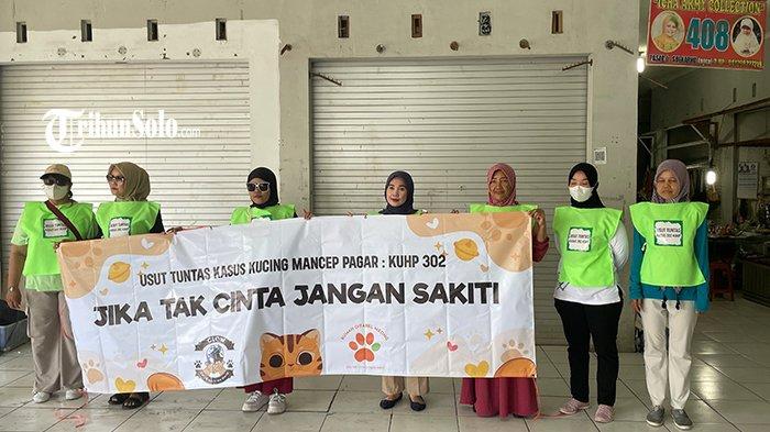 TOPO BISU - Relawan pecinta kucing gelar aksi Topo Bisu dan pemasangan spanduk kawal kasus pelempar kucing di depan salah satu kios Pasar Ir. Soekarno Sukoharjo, Kamis (20/2/2025). Aksi ini merupakan buntut dari seorang pedagang pakaian di Pasar Ir Soekarno berinisial S yang diduga melakukan penganiayaan terhadap seekor kucing pada Selasa, 26 Februari 2025 lalu.