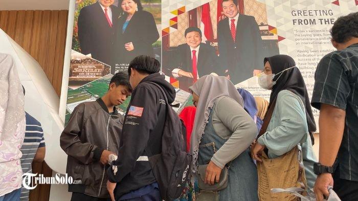 CAIRKAN BPJS : Ribuan buruh PT Sri Rejeki Isman Tbk (Sritex) berbondong-bondong mendatangi pabrik di Sukoharjo pada Sabtu (1/3/2025).Kedatangan mereka bukan untuk bekerja, melainkan untuk mengurus pencairan dana BPJS Ketenagakerjaan.