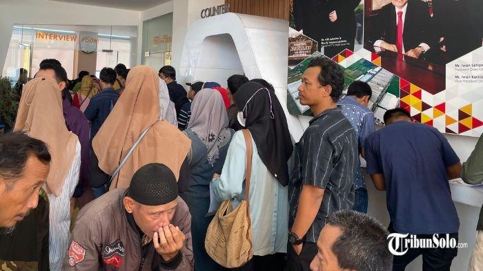 CAIRKAN BPJS : Ribuan buruh PT Sri Rejeki Isman Tbk (Sritex) berbondong-bondong mendatangi pabrik di Sukoharjo pada Sabtu (1/3/2025).Kedatangan mereka bukan untuk bekerja, melainkan untuk mengurus pencairan dana BPJS Ketenagakerjaan.