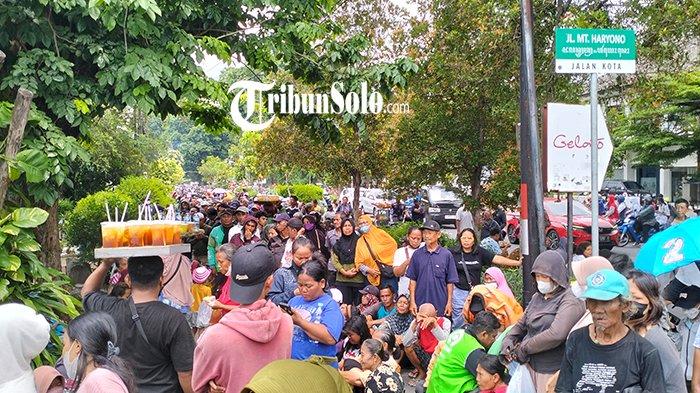 Ribuan orang mengantri untuk mendapatkan makan dan uang Rp 100 ribu di Warung Sedekah dalam rangka Hari Ulang Tahun ke-9 PT. SHA Solo, Kamis (5/12/2024).