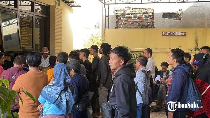 RAMAI - Ribuan warga Sukoharjo memadati kantor Sistem Administrasi Manunggal Satu Atap (Samsat) Sukoharjo pada Senin (30/6/2025). Antusiasme warga membludak di hari terakhir program yang telah berlangsung selama dua bulan sejak April hingga Juni 2025.