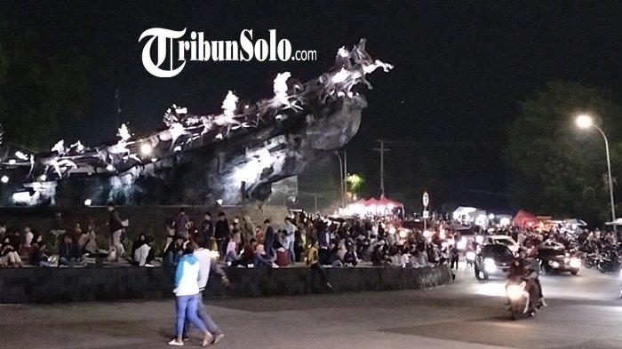 Ribuan warga memadati simpang lima Boyolali, saat malam tahun baru, Sabtu (31/12/2022).