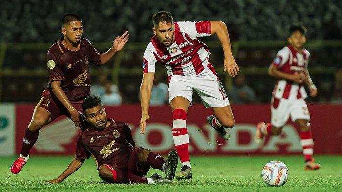 Roni Gonzalez (19) beraksi dalam laga PSM Makassar vs Persis Solo, Senin (28/8/2023).