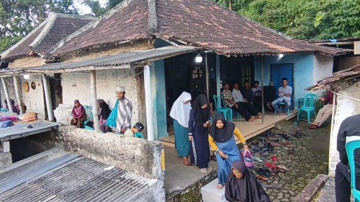RUMAH MBOK YEM - Rumah duka di Dusun Dagung, Desa Gonggang, Kecamatan Poncol, Magetan, Jawa Timur dipadati warga yang takziah atas meninggalnya Mbok Yem Rabu (23/5/2025) siang. Warung mbok Yem di kawasan Hargo Dalem, Puncak Gunung Lawu, ditutup sementara untuk mengenang 100 hari kepergian dari almarhumah sang pemilik warung.