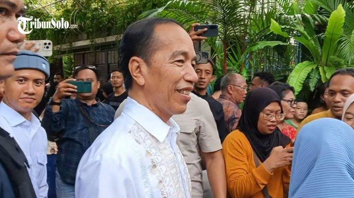 DIKERUMUNI WARGA : Rumah kediaman pribadi Jokowi di Kelurahan Sumber Kecamatan Banjarsari Kota Solo diserbu masyarakat di hari kedua Lebaran, Selasa (1/4/2025). Bahkan mereka rela mengantre sejak pagi hingga siang demi bisa menemui ayah Wakil Presiden (Wapres) RI Gibran Rakabuming Raka tersebut.