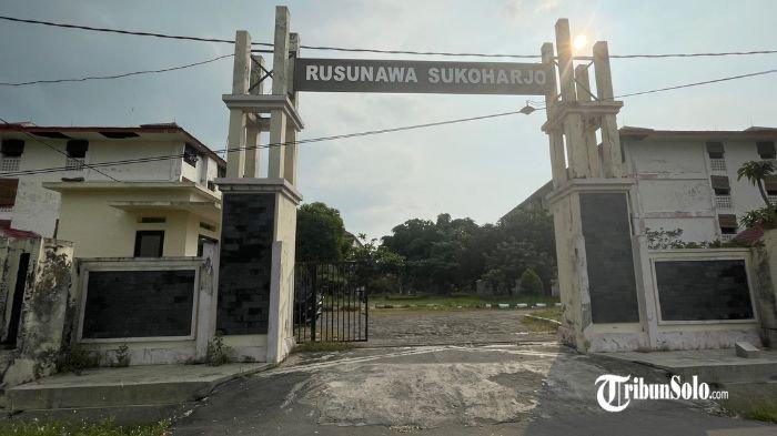 MANGKRAK - Rusunawa Joho, setelah terdampak imbas penutupan Sritex, Senin (23/6/2025). Penutupan operasional PT Sri Rejeki Isman Tbk (Sritex) masih menyisakan dampak yang luas bagi masyarakat Kabupaten Sukoharjo. Tak hanya sektor UMKM dan warga sekitar, imbasnya juga dirasakan oleh fasilitas milik pemerintah, seperti Rumah Susun Sederhana Sewa (Rusunawa) di Kelurahan Joho, Kecamatan/Kabupaten Sukoharjo.