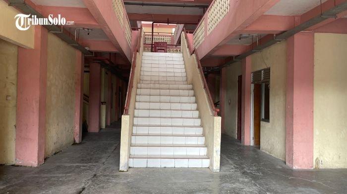MANGKRAK - Rusunawa Joho, setelah terdampak imbas penutupan Sritex, Senin (23/6/2025). Penutupan operasional PT Sri Rejeki Isman Tbk (Sritex) masih menyisakan dampak yang luas bagi masyarakat Kabupaten Sukoharjo. Tak hanya sektor UMKM dan warga sekitar, imbasnya juga dirasakan oleh fasilitas milik pemerintah, seperti Rumah Susun Sederhana Sewa (Rusunawa) di Kelurahan Joho, Kecamatan/Kabupaten Sukoharjo.