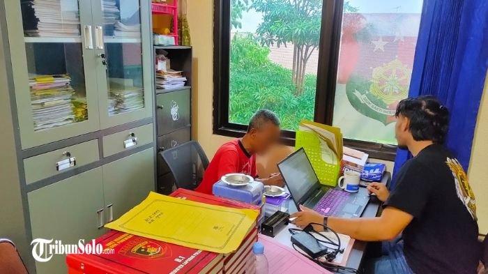 CABULI BOCAH : S (56) oknum guru silat yang mencabuli sejumlah anak di bawah umur yang merupakan muridnya sendiri. Pelaku telah diamankan di Mapolres Wonogiri untuk menjalani proses hukum dan mempertanggungjawabkan perbuatannya.