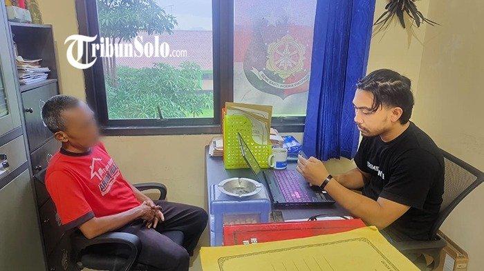 PENCABULAN REMAJA - S (56) oknum guru silat yang mencabuli sejumlah anak di bawah umur yang merupakan muridnya sendiri di Purwantoro, Wonogiri, tengah diinterogasi polisi, Kamis (3/4/2025). Sudah ada 7 orang yang melapor sebagai korban pencabulan dari S.