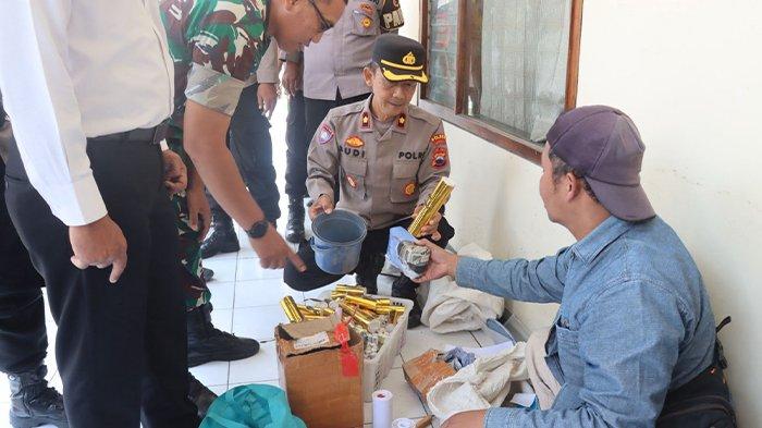 SITA PETASAN - Puluhan kilogram petasan dan bahan dasar petasan disita Polres Karanganyar, Rabu (26/3/2025). Pasca meledaknya petasan di rumah warga Kelurahan Blumbang, Kecamatan Tawangmangu, Kabupaten Karanganyar, Selasa (25/3/2025) malam, polisi melakukan razia petasan dan bahan petasan.