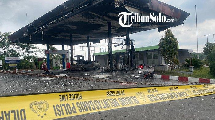 KEBAKARAN SPBU CUPLIK. SPBU Cuplik di Kecamatan/Kabupaten Sukoharjo terbakar, Rabu (8/1/2025). Polisi kini telah menetapkan satu orang tersangka terkait kasus kebakaran yang meludeskan satu unit mobil Mitsubishi L300 Minivan dan dua pompa bensin itu.