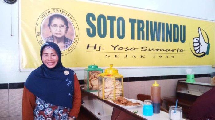 SOTO LEGENDARIS SOLOI - Salah satu pemilik Soto Triwindu, Wati, pada Agustus 2019 lalu. Soto Triwindu di jalan Teuku Umar, Solo, Jawa Tengah, masuk dalam daftar soto legendaris di Solo hingga jadi langganan publik figur. (KOMPAS.com/ROSIANA HARYANTI)
