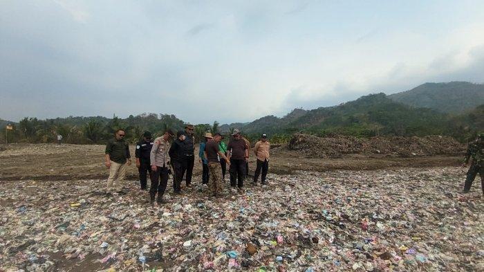Sampah plastik menumpuk di pantai Cibutun, setelah sebelumnya bersih dari sampah kain