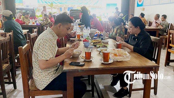 Gibran Rakabuming Raka (kiri) dan Puan Maharani (kanan) makan sarapan bersama di Warung Soto Gading 2, Kelurahan Tipes, Kecamatan Serengan, Kota Solo, Minggu (3/9/2023).