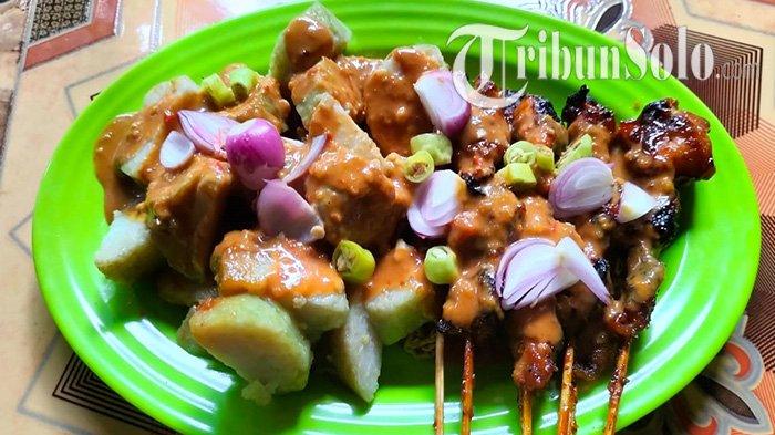 Sate Ayam Ponorogo Pak Bagong yang legendaris di Kabupaten Sragen.