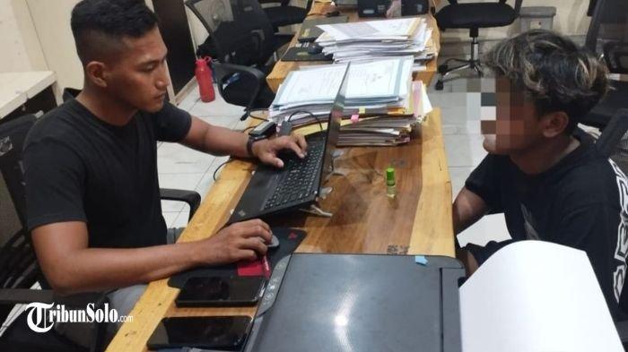 PELAKU PENGEROYOKAN - Satu pelaku pengeroyokan berinisial KA (19), pelajar asal Kelurahan Sewurejo, Kecamatan Mojogedang, Kabupaten Karanganyar, diperiksa penyidik Polres Karanganyar, Sabtu (24/5/2025). Seorang pelajar di Kabupaten Bantul DIY menjadi korban pengeroyokan puluhan orangdi Desa Brujul, Kecamatan Jaten, Kabupaten Karanganyar, Sabtu (10/5/2025) dini hari lalu