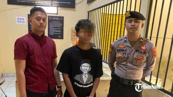 PELAKU PENGEROYOKAN - Satu pelaku pengeroyokan berinisial KA (19), pelajar asal Kelurahan Sewurejo, Kecamatan Mojogedang, Kabupaten Karanganyar, diperiksa penyidik Polres Karanganyar, Sabtu (24/5/2025). Seorang pelajar di Kabupaten Bantul DIY menjadi korban pengeroyokan puluhan orangdi Desa Brujul, Kecamatan Jaten, Kabupaten Karanganyar, Sabtu (10/5/2025) dini hari lalu