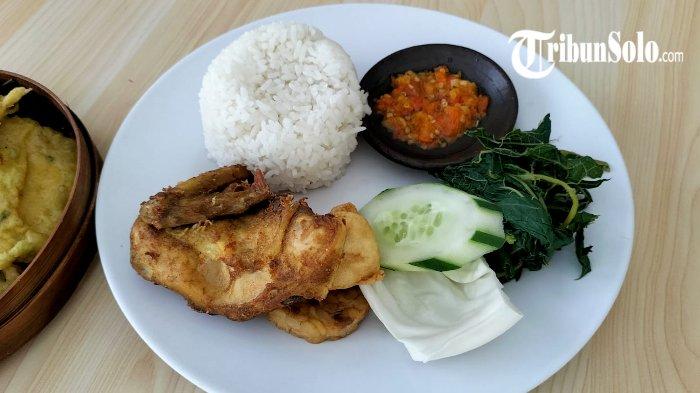 Satu porsi ayam goreng Sako yang terdiri dari ayam goreng, tahu, tempe, nasi, olahan daun pepaya, dan sambal korek, Jumat (26/8/2022)