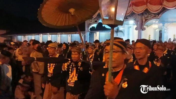 MALAM 1 SURO - Sebanyak 17 pusaka diarak dalam tradisi Kirab Pusaka Malam 1 Suro yang digelar Keraton Kasunanan Solo, Kamis (26/6/2025) malam. Belasan pusaka tersebut didominasi oleh tombak kepunyaan SISKS Pakubuwono (PB) XIII.