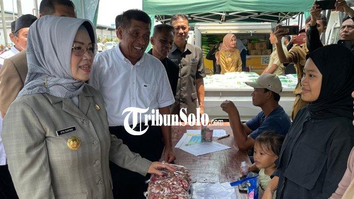 SALURKAN BANTUAN - Sebanyak 4.100 bantuan sosial dari Pemerintah Kabupaten (Pemkab) Sukoharjo disalurkan kepada eks karyawan Sritex yang terdampak pemutusan hubungan kerja (PHK), Senin (24/3/2025).