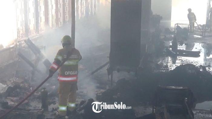 HANGUS TERBAKAR : Sebuah bangunan tua yang digunakan untuk produksi kain perca menjadi kapas di Pabelan, Kartasura, Kabupaten Sukoharjo, terbakar pada Selasa (11/2/2025). Peristiwa itu terjadi sekitar pukul 09.45 WIB dan menghanguskan sebagian besar bangunan dan bahan produksi di dalamnya.