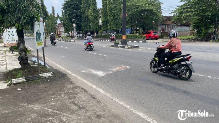 KECELAKAAN MAUT : Sebuah kecelakaan lalu lintas yang melibatkan dua sepeda motor dan satu mobil terekam kamera CCTV di Kabupaten Sukoharjo pada Senin (24/2/2025). Kecelakaan ini mengakibatkan dua orang pengendara dan pembonceng sepeda motor meninggal dunia.