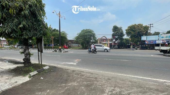 KECELAKAAN MAUT : Sebuah kecelakaan lalu lintas yang melibatkan dua sepeda motor dan satu mobil terekam kamera CCTV di Kabupaten Sukoharjo pada Senin (24/2/2025). Kecelakaan ini mengakibatkan dua orang pengendara dan pembonceng sepeda motor meninggal dunia.
