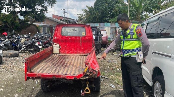 AKIBAT NEKAT : Sebuah mobil Daihatsu Hijet warna merah tertemper Kereta Api Batara Kresna di perlintasan Desa Pandeyan, Kecamatan Grogol, Kabupaten Sukoharjo pada Minggu (23/5/2025). Meski demikian, dalam laka Kereta Api Batara Kresna tersebut tidak memakan korban jiwa.