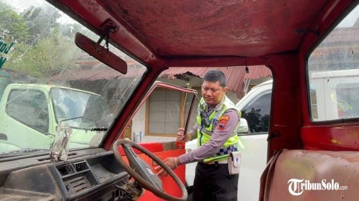 AKIBAT NEKAT : Sebuah mobil Daihatsu Hijet warna merah tertemper Kereta Api Batara Kresna di perlintasan Desa Pandeyan, Kecamatan Grogol, Kabupaten Sukoharjo pada Minggu (23/5/2025). Meski demikian, dalam laka Kereta Api Batara Kresna tersebut tidak memakan korban jiwa.