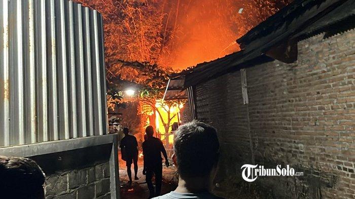 KEBAKARAN RUMAH - Sebuah rumah warga di Desa Gedongan, Kecamatan Colomadu, Kabupaten Karanganyar, terbakar pada Sabtu (4/5/2025) malam. Rumah tersebut diketahui sedang ditinggal pergi pemilik rumah sehingga dipastikan tidak ada korban jiwa.