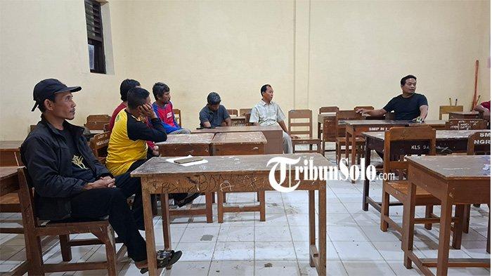 Calon PPPK di Kabupaten Sragen yang terdampak penundaan pengangkatan CASN saat ditemui TribunSolo, Minggu (16/3/2024). Calon PPPK tersebut ingin temui DPRD Sragen untuk sampaikan aspirasi terkait penundaan pengangkatan ASN. Tribun Solo / Septiana Ayu.