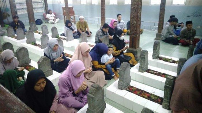 Sejumlah pengunjung berziarah di makam Sunan Muria di Desa Colo, Kecamatan Dawe, Kabupaten Kudus.