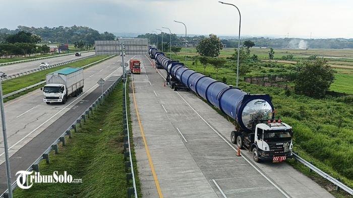 BERHENTI DI TOL : Sejumlah truk pengangkut tabung raksasa berhenti di tol Boyolali, Jumat (14/2/2025). Ada 4 truk tabung raksasa yang berhenti di tol Solo-Ngawi tepatnya di KM 492, tepat di Desa Denggungan, Kecamatan Banyudono.