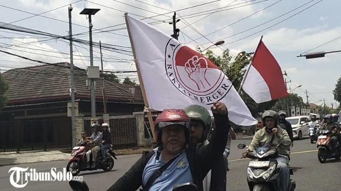 TUNTUT JOKOWI DIADILI : Sekitar puluhan orang melakukan konvoi motor melewati sekitar kediaman Mantan Presiden Jokowi di Sumber, Banjarsari, Solo, Minggu (9/2/2025). Aliansi ini menuntut agar penegak hukum mengadili presiden ketujuh ini
