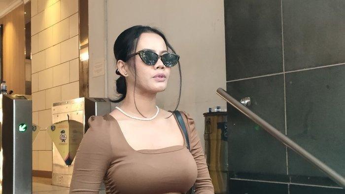 Selebgram Siskaeee selesai menjalani pemeriksaan sebagai saksi dalam kasus film porno di Polda Metro Jaya, Jakarta, Senin (25/9/2023). Polda Metro Jaya tak mempermasalahkan soal gugatan praperadilan yang diajukan oleh Selebgram, Siskaeee untuk melawan status tersangka dalam kasus film porno.