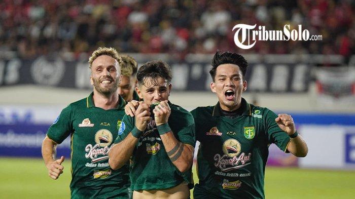 Selebrasi pesepak bola Persebaya, Bruno Moreira (tengah) setelah mencetak gol dalam pekan perdana Liga 1 2023/2023 antara Persis Solo vs Persebaya di Stadion Manahan, Solo, Sabtu (1/7/2023) malam.
