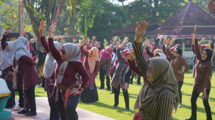 Senam berkebaya lurik yang digelar Dharma Wanita Persatuan (DWP) Kabupaten Klaten di kompleks Pendopo Pemerintah Kabupaten (Pemkab) Klaten, Jumat (19/7/2024).