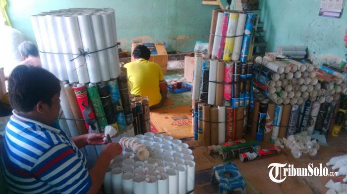 ILUSTRASI : Para pegawai sedang membuat kok atau shuttlecock di Serengan Solo, Jawa Tengah