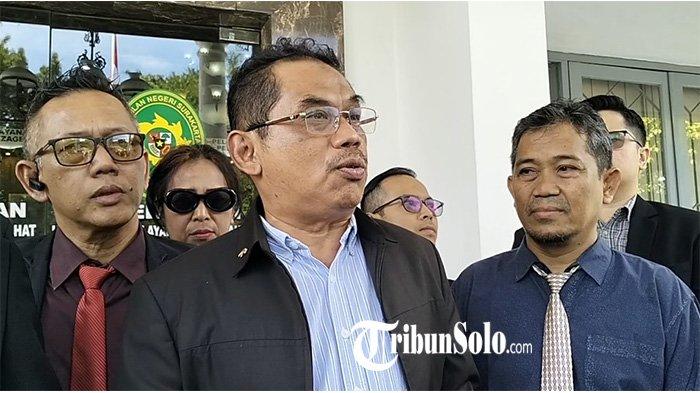 RESMI DAFTARKAN GUGATAN : Seorang advokat Muhammad Taufiq resmi mendaftarkan gugatan dugaan ijazah palsu Jokowi di Pengadilan Negeri Surakarta pada Senin (14/4/2025). Koordinator Tim Hukum Andhika Dian Prasetyo menjelaskan pihaknya menggugat karena Jokowi belum pernah menunjukkan ijazah aslinya di hadapan publik.