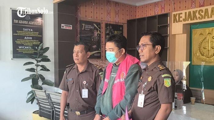 KENAKAN ROMPI TAHANAN - Seorang eks mantri bank plat merah kenakan rompi tahanan korupsi, usai ditetapkan tersangka oleh Kejari Klaten, Rabu (2/7/2025). Ia melakukan aksinya di 2 lokasi berbeda, yakni kantor unit Kecamatan Karanganom pada 2020-2021 dan di Kecamatan Klaten Utara pada 2022-2024.